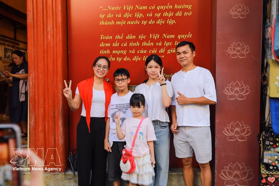 Una familia toma fotografías para guardar recuerdos en el lugar. Foto: Khanh Hoa – VNA