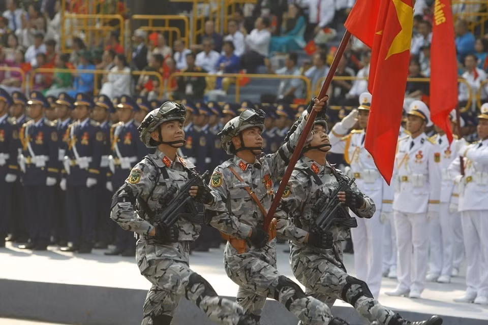 Soldados de las Fuerzas Especiales Paracaidistas desfilan ante la tribuna. Foto: VNA