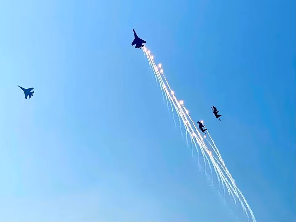 Formaciones de cazas de la Fuerza Aérea de Vietnam realizan una actuación sobre Ciudad Ho Chi Minh. Foto: Hong Giang - VNA