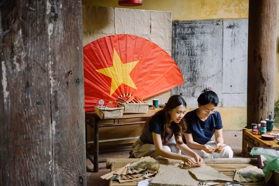 Como parte del programa, el antiguo salón para sasambleas de Fujian (40 calle de Lan Ong Ông) acoge una muestra dedicada a productos elaborados con papel dó, inspirados en las tradicionales pinturas populares de Dong Ho. (Foto: Minh Anh/Vietnam+)