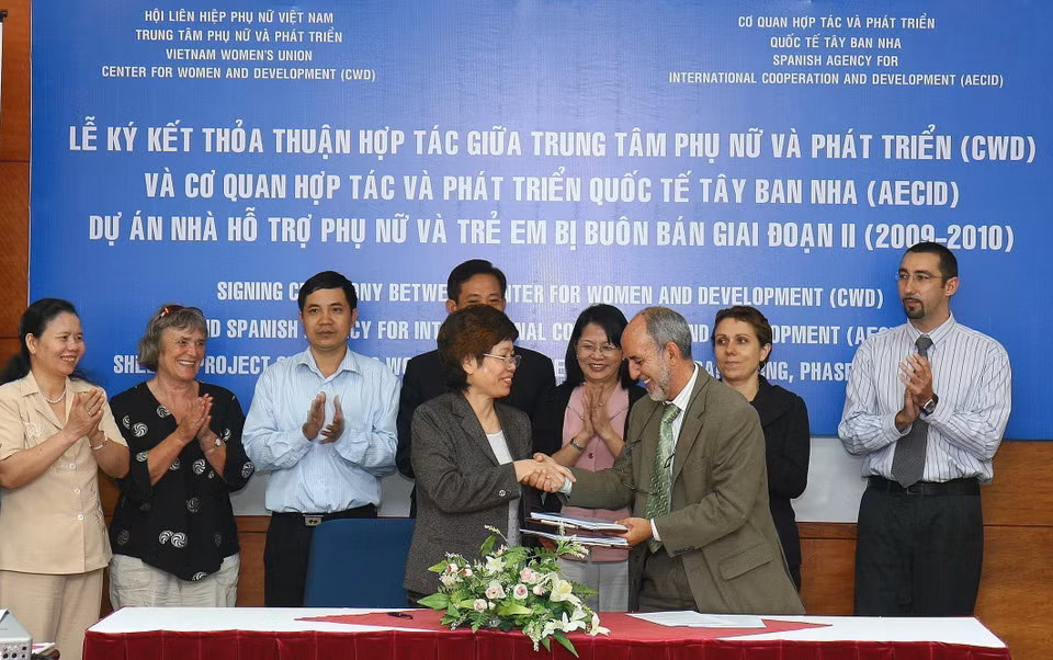 Ceremonia de firma del acuerdo para la segunda fase (2009 - 2010) del proyecto de viviendas de apoyo a mujeres y niños víctimas de trata de personas, entre representantes del Centro para la Mujer y el Desarrollo de Vietnam y la Agencia Española de Cooperación Internacional para el Desarrollo (Hanoi, 24 de febrero de 2009). Foto: VNA