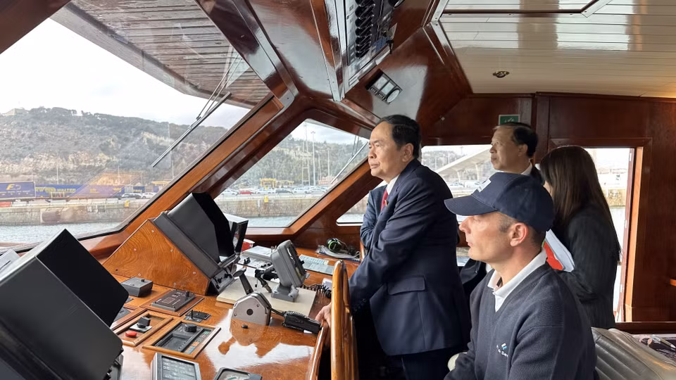 El vicepresidente permanente de la Asamblea Nacional, Tran Thanh Man, visita el puerto de aguas profundas de Barcelona (España, 2023). Foto: VNA