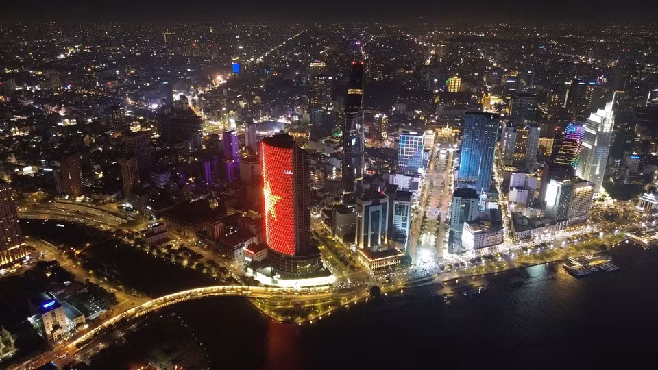 Un rincón de Ciudad Ho Chi Minh junto al río Saigón, que se desarrolla de forma sincronizada, moderna y con esplendidas luces por la noche. Foto: Quoc Khanh - VNA