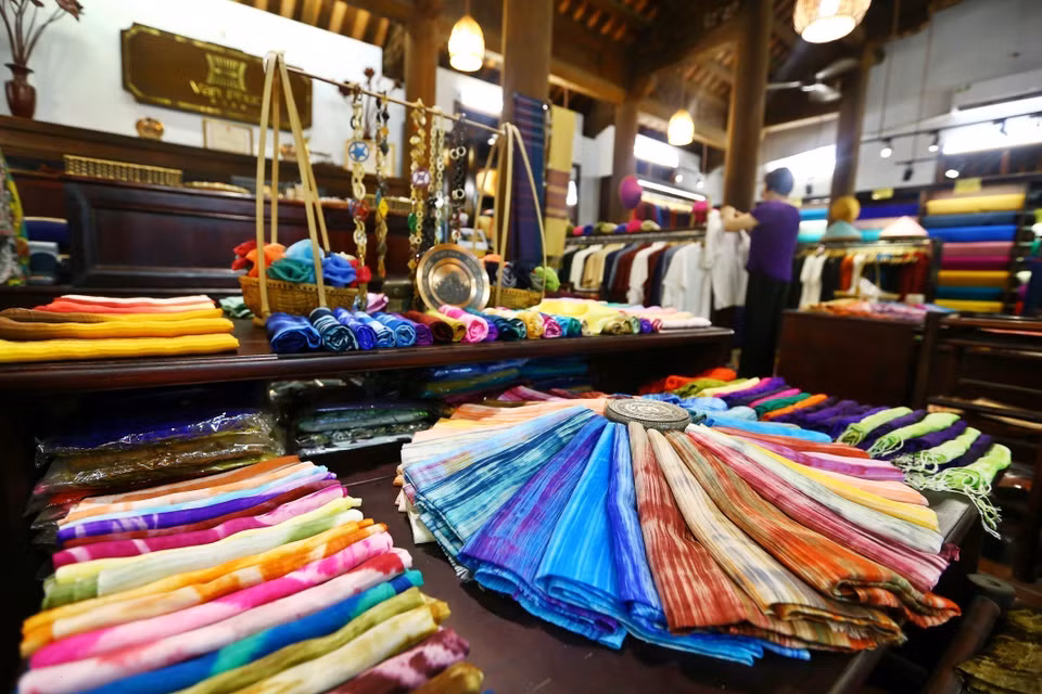 Los productos de seda de Van Phuc son variados en colores y tipos, y son conocidos por su calidad duradera, proporcionando una sensación de suavidad y ligereza, cálidos en invierno y frescos en verano. Foto: VNA