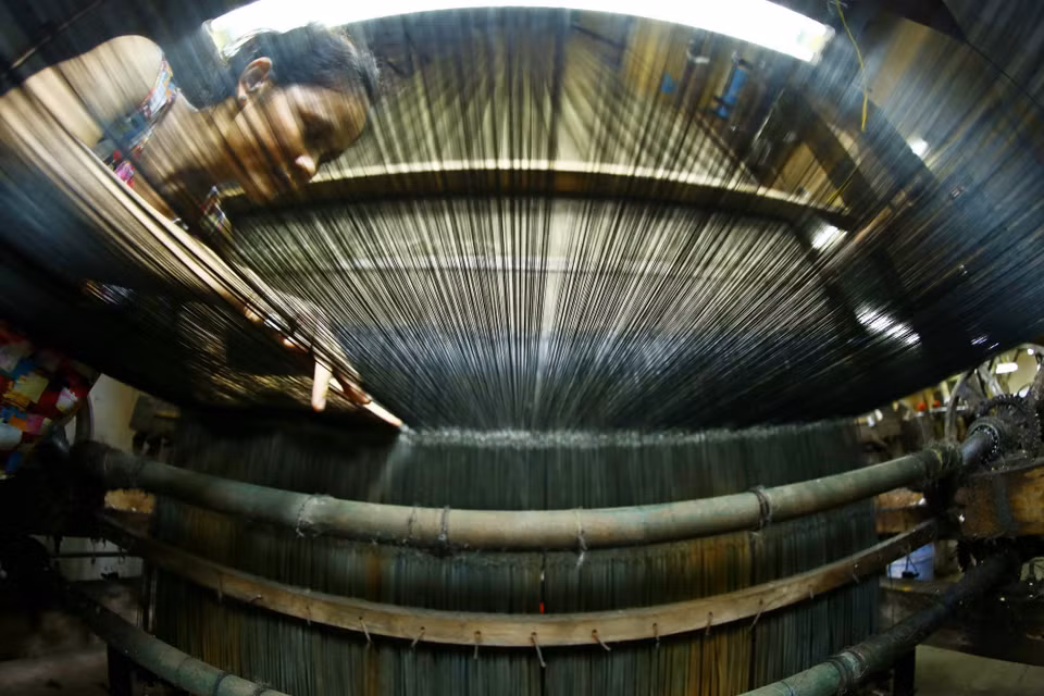 Para crear productos de seda excepcionales, los artesanos siempre han tenido que seguir un proceso de producción meticuloso que incluye varias etapas como: la seda, el almidón de hilos, el tejido, el teñido, el estirado y el secado. Foto: VNA
