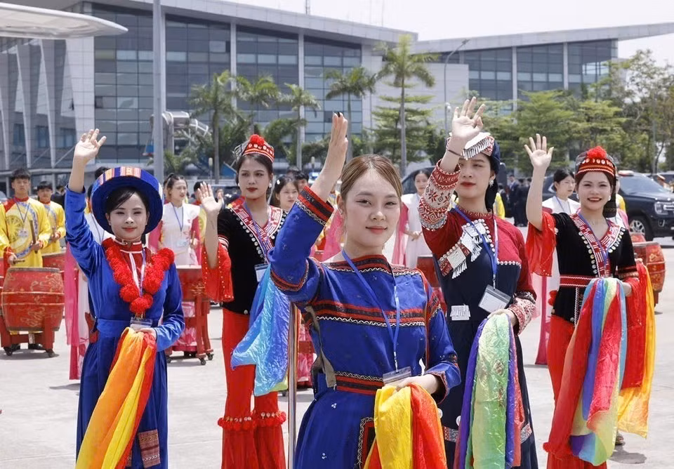 Un espectáculo cultural y artístico da la bienvenida al secretario general y presidente de China, Xi Jinping, en el Aeropuerto Internacional de Noi Bai. (Foto: VNA)