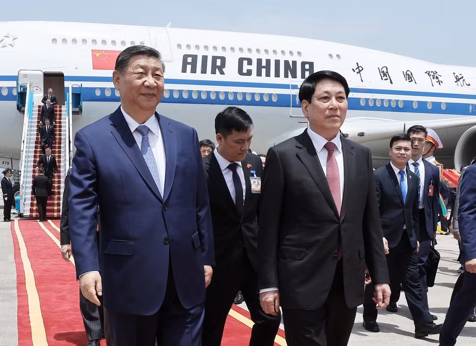 El miembro del Buró Político y presidente de Vietnam, Luong Cuong, recibe al secretario general y presidente de China, Xi Jinping, en el Aeropuerto Internacional de Noi Bai. (Foto: VNA)
