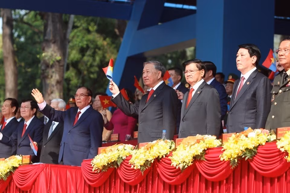 El secretario general del Partido Comunista de Vietnam, To Lam, y los delegados observan el desfile desde la tribuna. Foto: VNA
