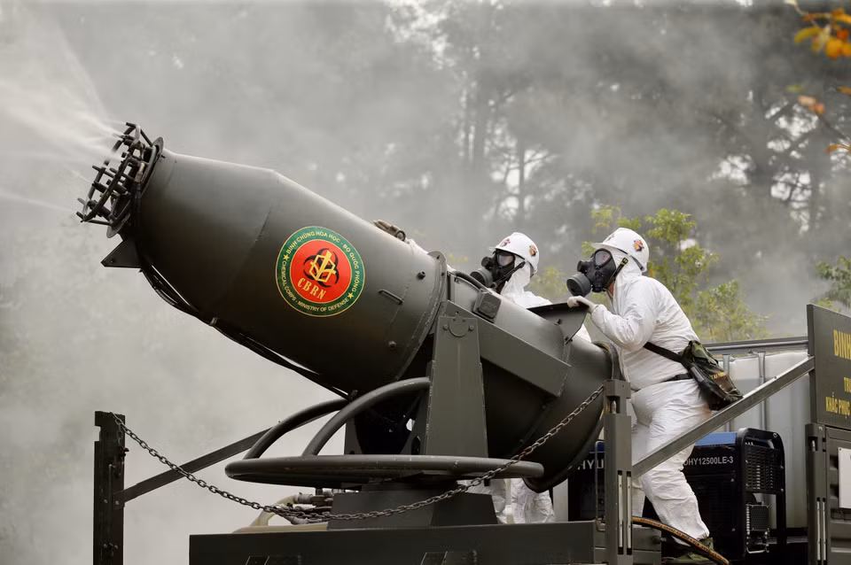 El cuerpo químico organizó un simulacro de defensa civil para responder los incidentes y mejorar la capacidad de tratamiento y control de la contaminación. Foto: Duong Giang – VNA