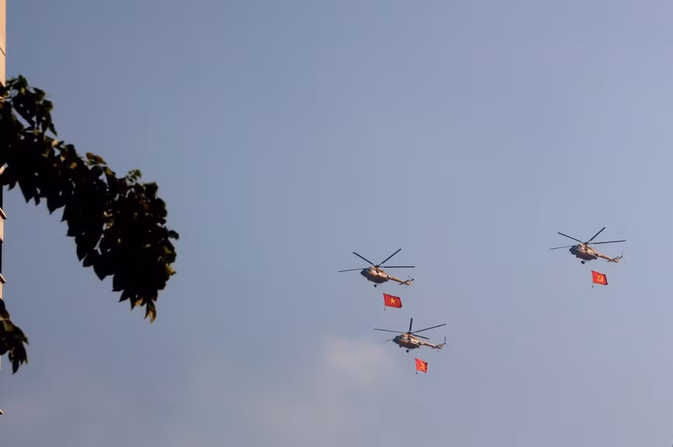 Una formación de helicópteros con la bandera nacional en el cielo de Ciudad Ho Chi Minh. Foto: VNA