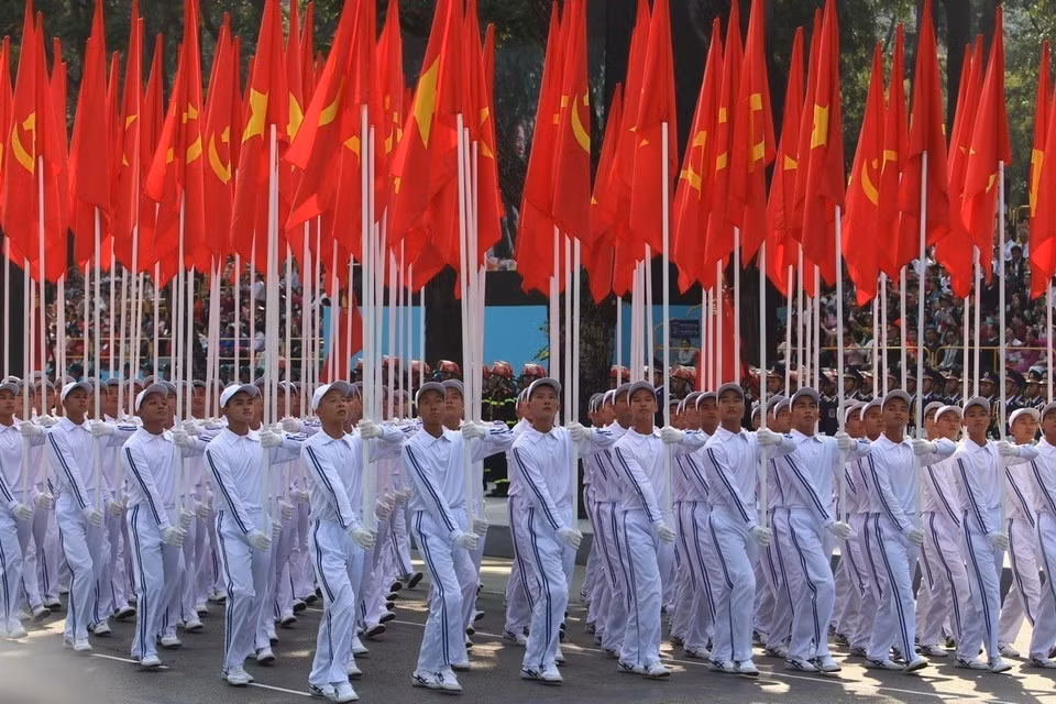 La unidad Bandera Roja avanza hacia la tribuna. Foto: VNA