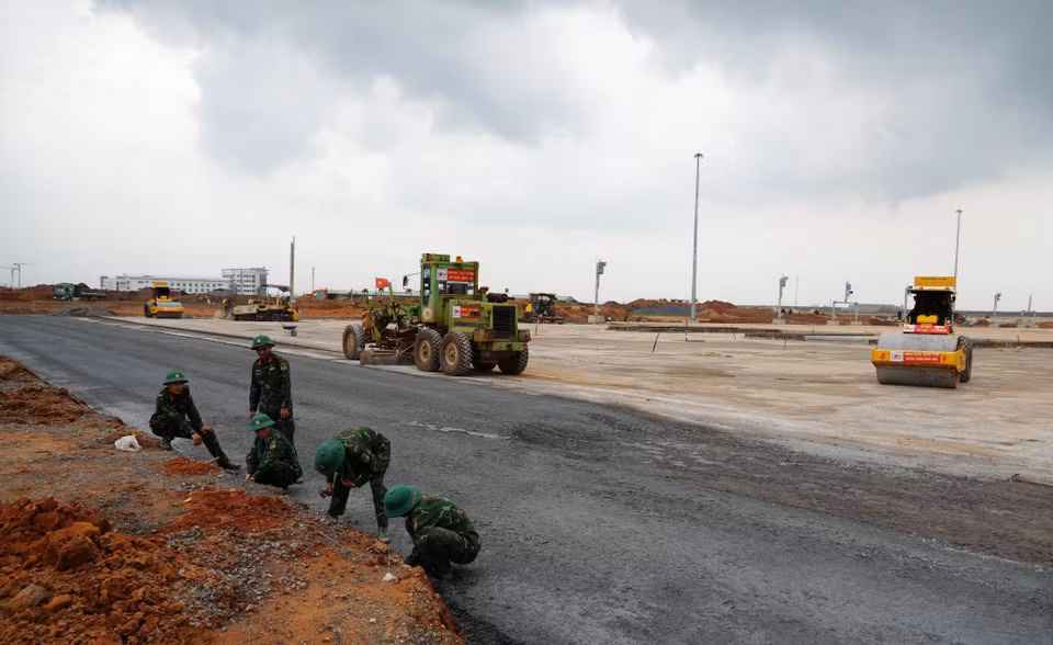 Fuerzas del Ejército participan en la construcción de diversas obras del aeropuerto. Foto: VNA