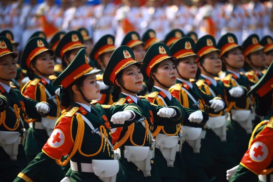 Oficiales médicas militares desfilan ante la tribuna. Foto: VNA