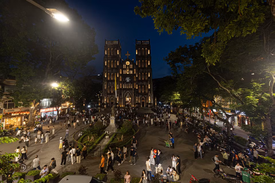 El espacio arquitectónico de la Catedral de Hanoi se convierte en un punto de encuentro cultural y de entretenimiento animado para turistas nacionales y extranjeros cuando la ciudad se ilumina. Foto: VNA