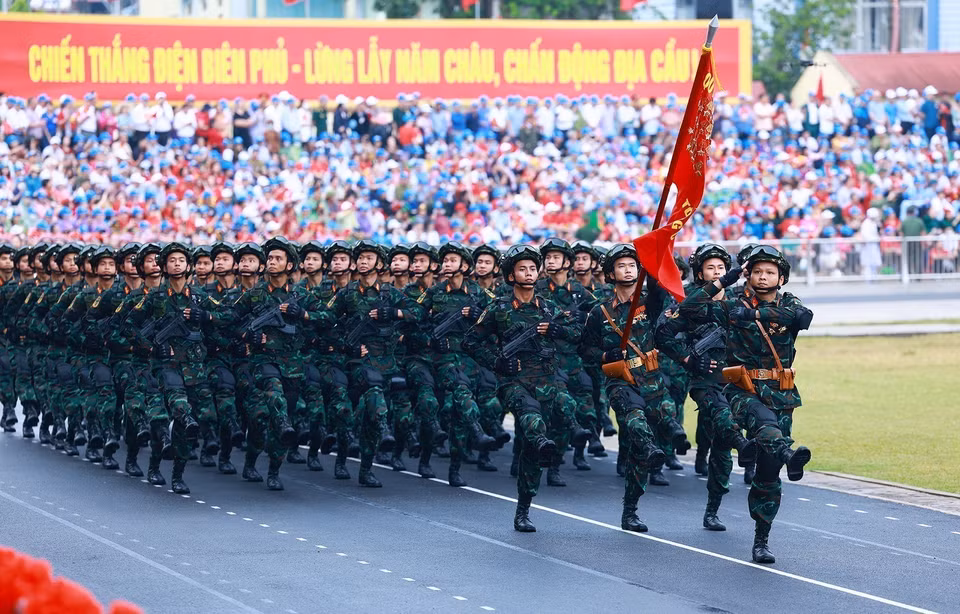 Las fuerzas especiales participaron en el desfile para celebrar el 70 aniversario de la histórica Victoria de Dien Bien Phu (7 de mayo de 1954). Foto: VNA