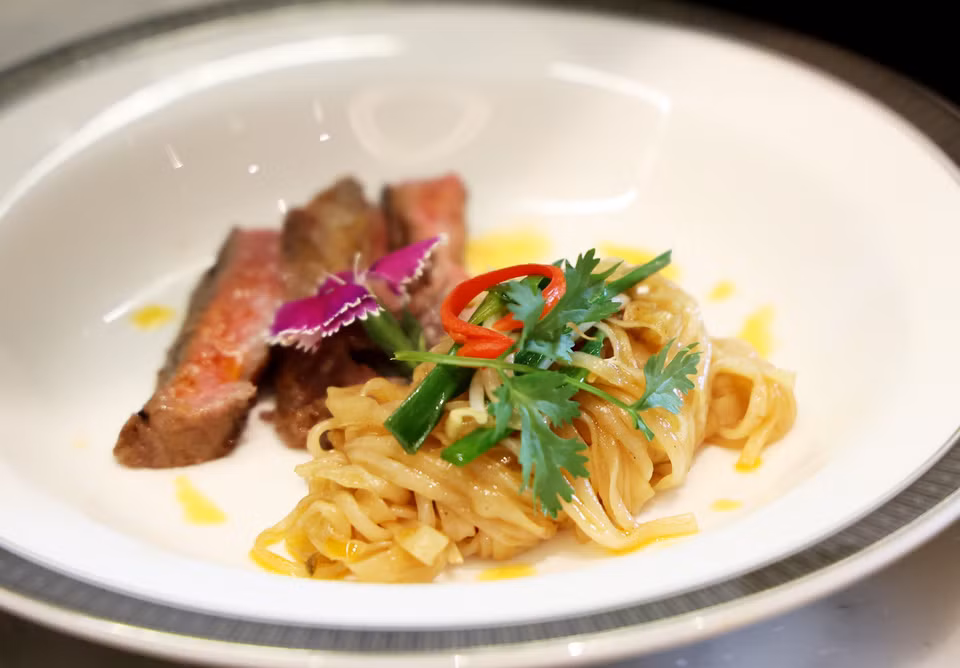 El Pho salteado se prepara con salsa secreta, fideos suaves y masticables combinados con carne de res Satsuma Wagyu de primera calidad. Foto: VNA