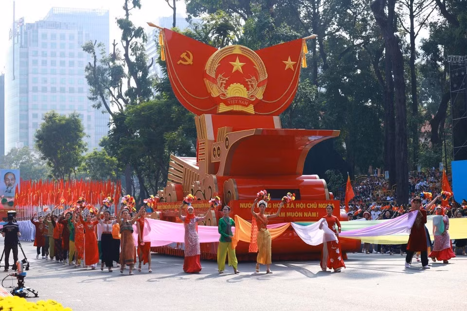 El desfile comienza con una formación de vehículos que lucen el emblema nacional de la República Socialista de Vietnam. Foto: VNA