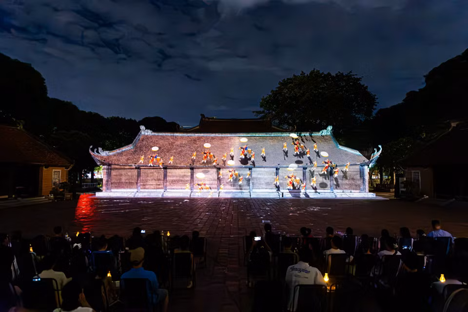 Una moderna proyección tecnológica de mapeo 3D sobre la arquitectura antigua del Templo de la Literatura recrea la trayectoria de la tradición académica vietnamita ante numerosos espectadores. Foto: VNA