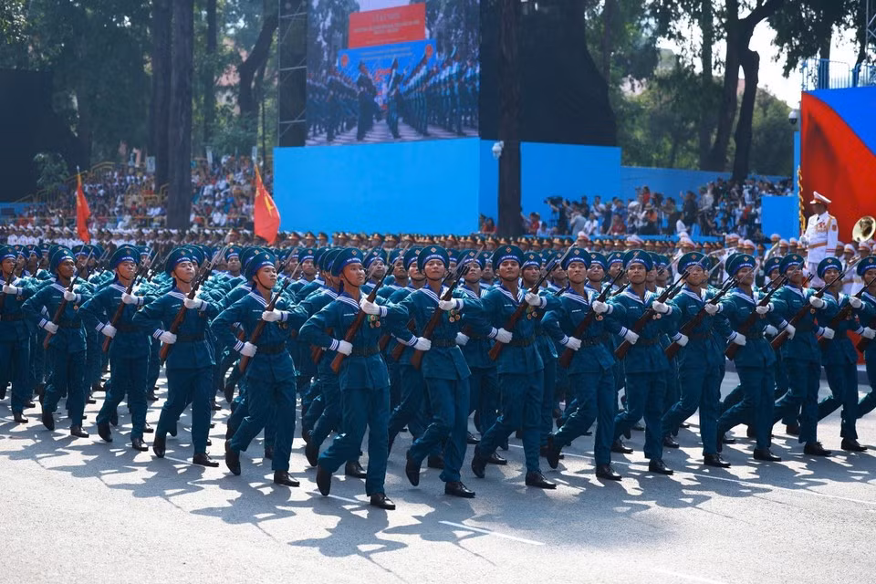 Soldados de la Milicia Marítima marchan frente a la tribuna. Foto: VNA