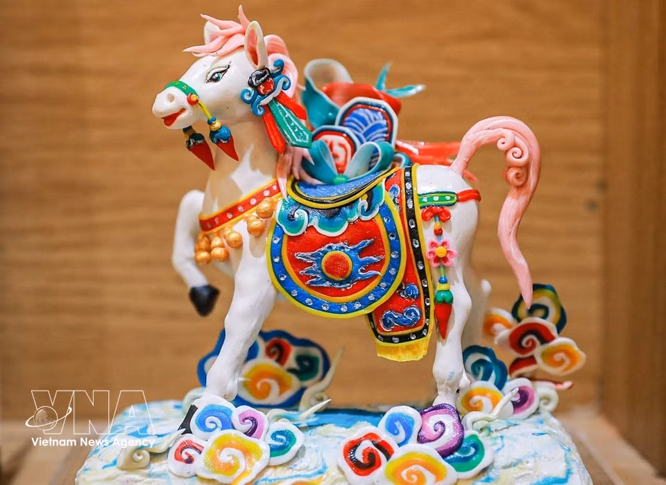 Esta obra inspirada en la imagen de un caballo blanco y en la leyenda de Than Long Do, venerado en el templo de Bạch Mã como deidad protectora de la antigua ciudadela de Thang Long. Foto: Khanh Hoa – VNA