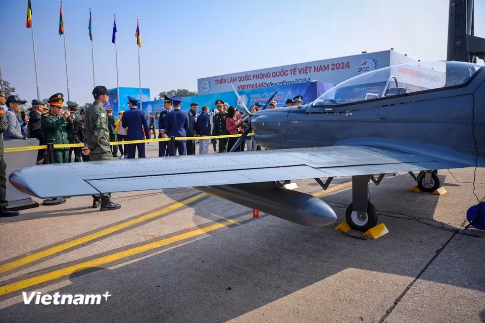 La aeronave está fabricada íntegramente en aleación de aluminio y equipada con un sistema de tren de aterrizaje retráctil. Es capaz de despegar y aterrizar en una variedad de superficies de pista. (Foto: Hoai Nam/Vietnam+)