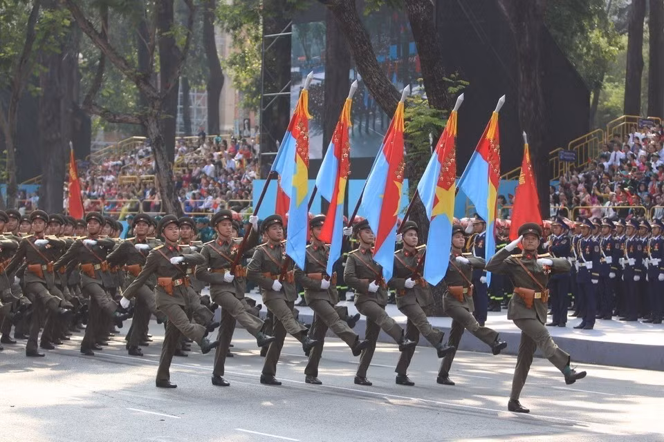 Una formación de oficiales que representan a los cinco frentes militares desfila ante la tribuna. Foto: VNA
