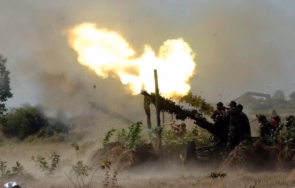 Un ejercicio conjunto de armas y cañones con fuego. Foto: Trong Duc - VNA