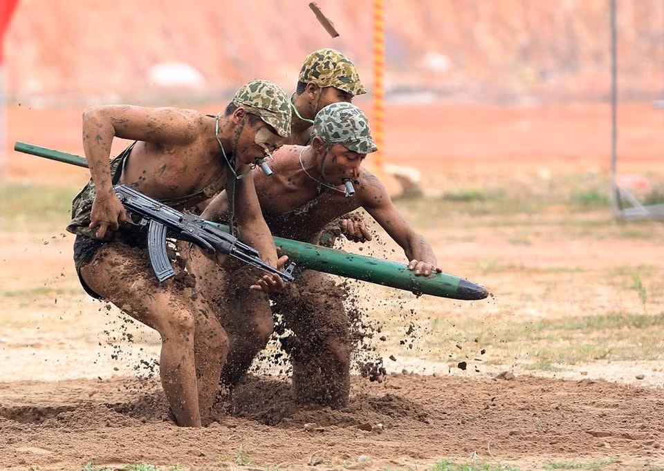 Las fuerzas especiales realizan un ejercicio de prueba sobre algunos tipos de armas y equipos antidisturbios. Foto: Duong Giang – VNA