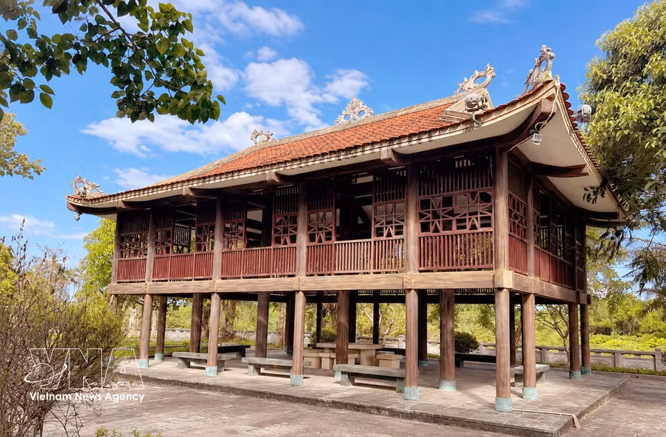 En medio del espacio conmemorativo del cementerio, una casa tradicional sobre pilotes de la comunidad étnica de Hoa Binh aparece como un rincón cultural de la tierra natal, donde se depositan los sentimientos y la gratitud del pueblo hacia quienes permanecieron para siempre en la legendaria ruta de Truong Son. Foto: Nguyen Linh – VNA