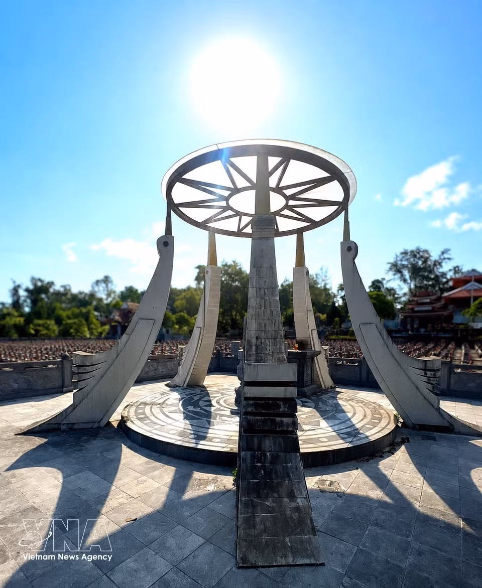Con una estructura de pilares firmemente asentados, el monumento conmemorativo constituye un destacado elemento arquitectónico cargado de significado, que simboliza la solidaridad combativa entre Vietnam, Laos y Camboya, así como la unión de las tres regiones del Norte, Centro y Sur en la causa de la reunificación nacional. Foto: Nguyen Linh – VNA