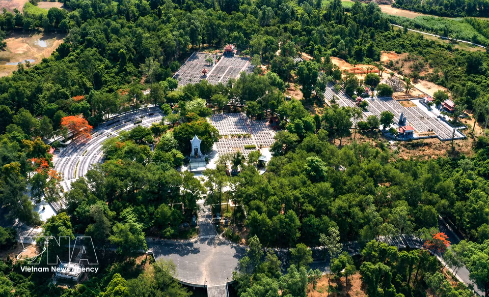 El Cementerio Nacional de los Mártires de Truong Son no solo es el lugar de descanso de más de 10 mil héroes y mártires, sino también un “museo al aire libre” sobre Truong Son. Allí, la naturaleza, la arquitectura y el ser humano se funden para narrar silenciosamente historias de sacrificio, camaradería y la forma en que un pueblo preserva su memoria. Foto: Nguyen Linh – VNA