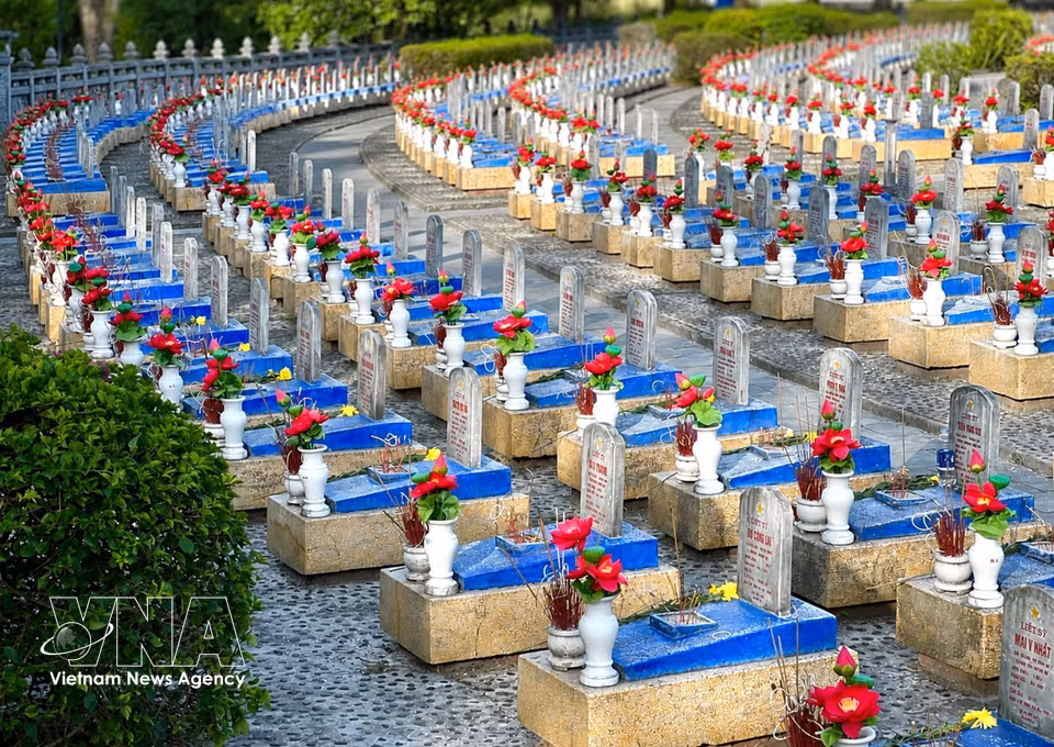 Las filas de tumbas del cementerio están dispuestas en forma de arco entre el verdor de la cordillera, como los brazos de la tierra madre que abrazan el sueño eterno de quienes entregaron su juventud por la Patria. Foto: Nguyen Linh – VNA