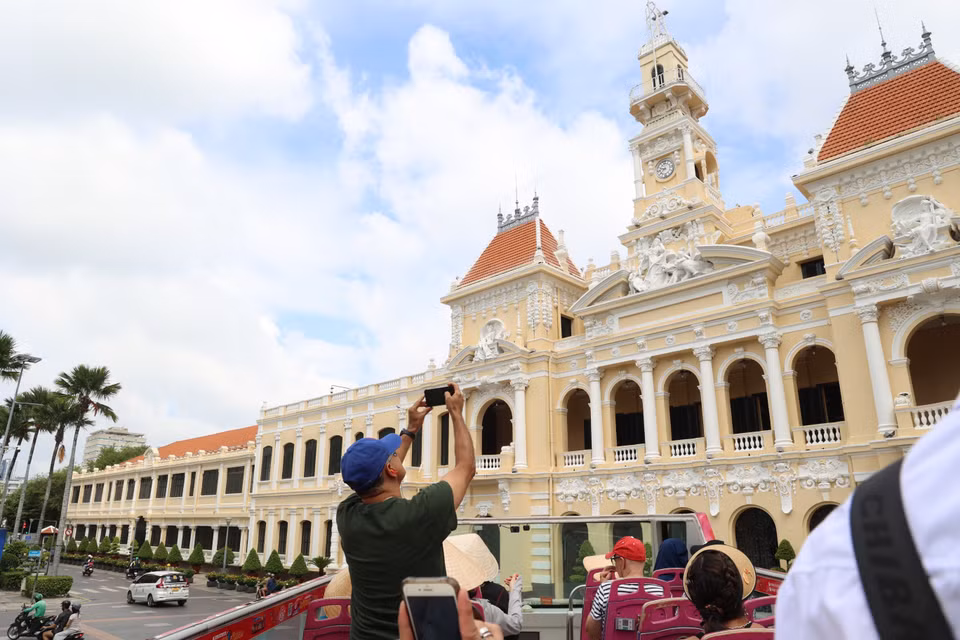 Turistas internacionales exploran el centro de Ciudad Ho Chi Minh a bordo de un autobús de dos pisos. Foto: Hong Dat – VNA
