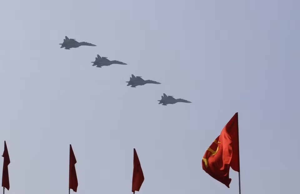 El desfile comienza con formaciones de la heroica Fuerza Aérea Popular de Vietnam sobrevolando los cielos de la patria. Foto: VNA