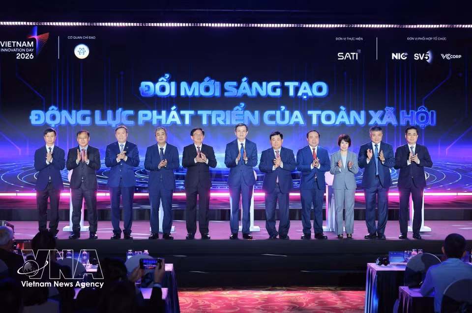 El miembro del Buró Político del Comité Central del Partido Comunista de Vietnam y director de la Academia Nacional de Política Ho Chi Minh, Doan Minh Huan, el viceprimer ministro Ho Quoc Dung, junto con dirigentes de diversos ministerios, organismos y sectores, inauguran el Día Nacional de la Innovación 2026. Foto: Hoang Hieu - VNA