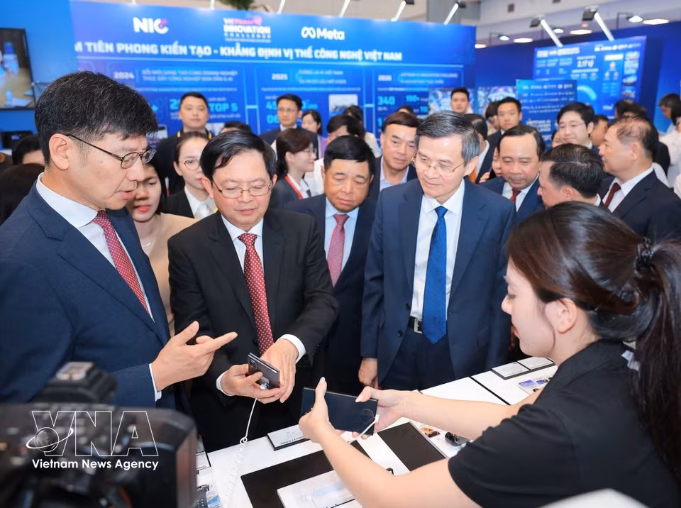 El miembro del Buró Político del Comité Central del Partido Comunista de Vietnam y director de la Academia Nacional de Política Ho Chi Minh, Doan Minh Huan, el viceprimer ministro Ho Quoc Dung, junto con dirigentes de diversos ministerios, organismos y sectores, visitan la exposición de productos científicos y tecnológicos. Foto: Hoang Hieu - VNA