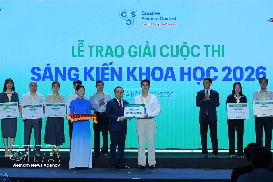 El ministro de Ciencia y Tecnología, Vu Hai Quan, entrega el primer premio del concurso "Iniciativas Científicas 2026". Foto: Hoang Hieu - VNA