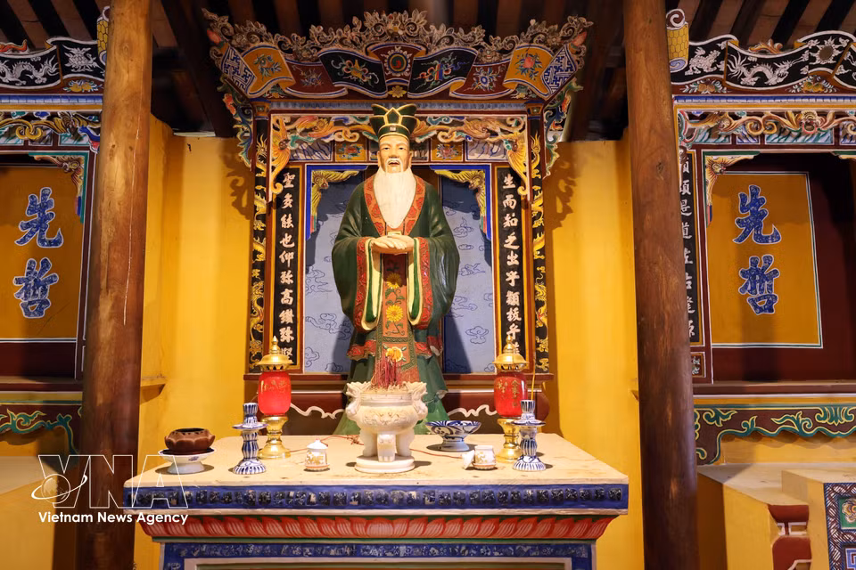 Estatua de Confucio venerada en el sitio de arquitectura y arte de nivel nacional Van Thanh-Khong Mieu. Foto: Do Truong – VNA