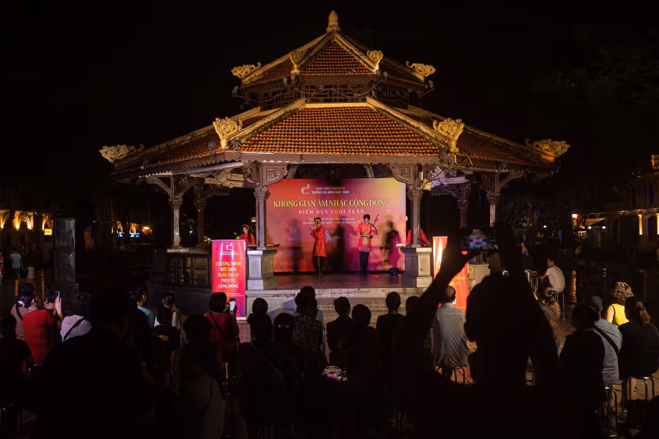 Programa de interpretación de música tradicional en la zona de la Casa Octogonal (parque Ly Thai To). Foto: VNA