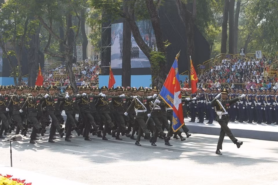 El Ejército Real de Camboya desfila ante la tribuna. Foto: VNA