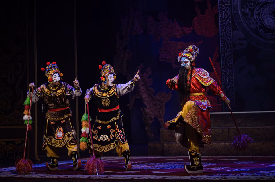 Los espectáculos de arte tradicional que se celebran cada fin de semana por la noche no solo enriquecen los productos turísticos nocturnos de Hanoi, sino que también contribuyen a preservar y difundir la belleza cultural del país entre visitantes nacionales y extranjeros. Foto: VNA
