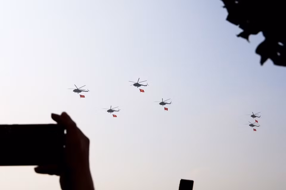 Una formación de helicópteros con la bandera nacional en el cielo de Ciudad Ho Chi Minh. Foto: VNA