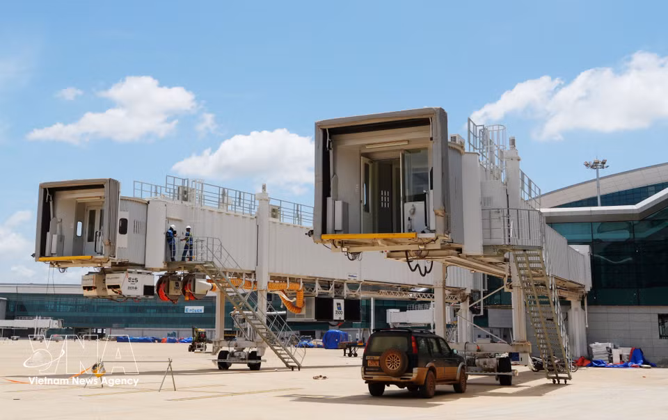 Las pasarelas de embarque telescópicas ya han sido completamente instaladas en la terminal de pasajeros del aeropuerto. Foto: Cong Phong – VNA