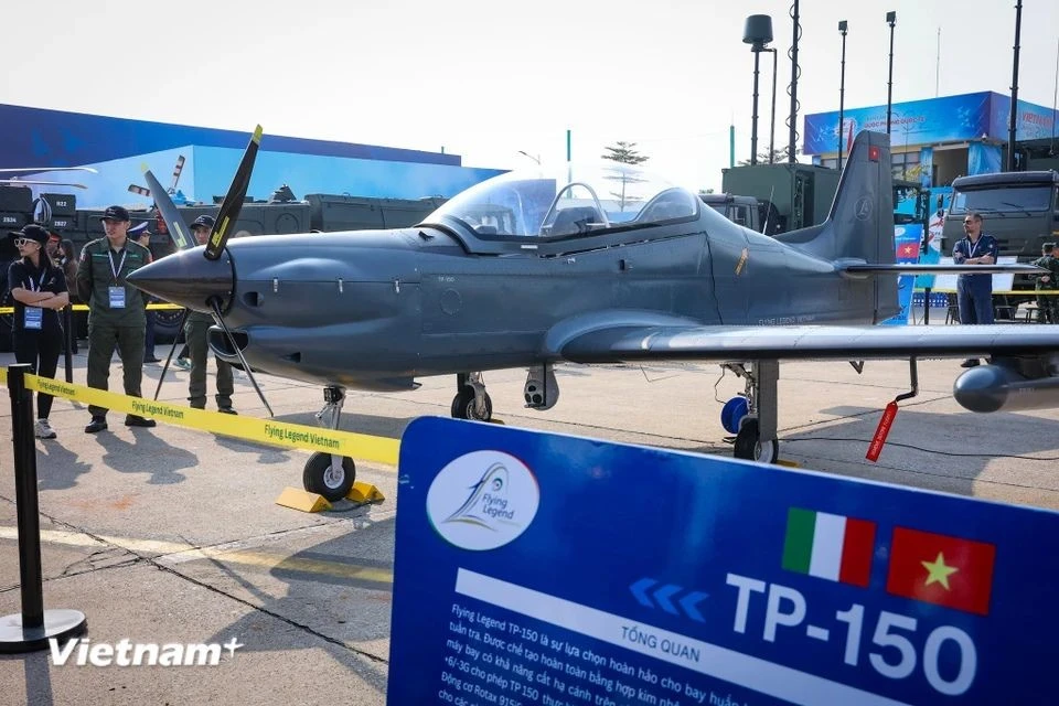 En el espacio de exposición al aire libre, en el marco de la Exposición Internacional de Defensa de Vietnam 2024, se presentó por primera vez el avión de entrenamiento y patrulla militar TP-150 fabricado en Vietnam. (Foto: Hoai Nam/Vietnam+)