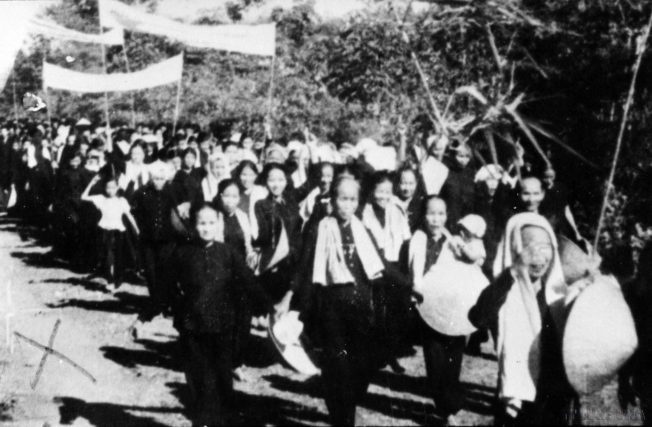 El 17 de enero de 1960, bajo el liderazgo del Partido, el Comité partidista de la provincia de Ben Tre en ese entonces llamó al pueblo a realizar el movimiento Dong Khoi. Millones de personas, sin distinción de edad, género, etnia o religión, se unieron con determinación para levantarse en insurrección, creando un fuerte y extenso movimiento revolucionario que cambió la lucha en el sur de Vietnam de una estrategia defensiva a una ofensiva. En el movimiento "Dong Khoi" surgió el "Ejército de pelo largo", un símbolo vivo de la tradición del pueblo vietnamita de luchar contra los invasores, en el que "cuando el enemigo llega, incluso las mujeres luchan". En la imagen: El "Ejército de pelo largo" de Ben Tre luchando contra el régimen de Ngo Dinh Diem. Foto: Archivo de VNA.