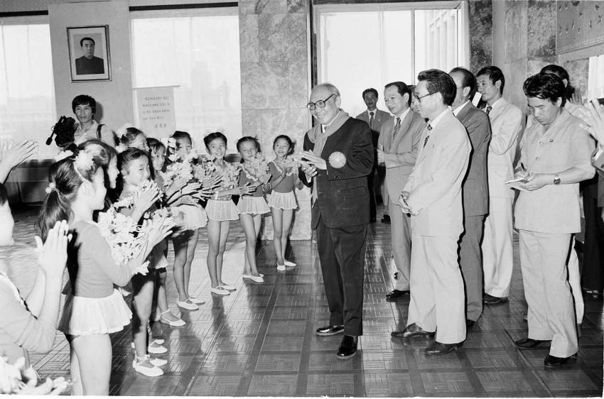 El presidente del Consejo de Estado, Vo Chi Cong, con niños norcoreanos durante su visita a la República Popular Democrática de Corea, septiembre de 1988. Foto: Minh Dien – VNA