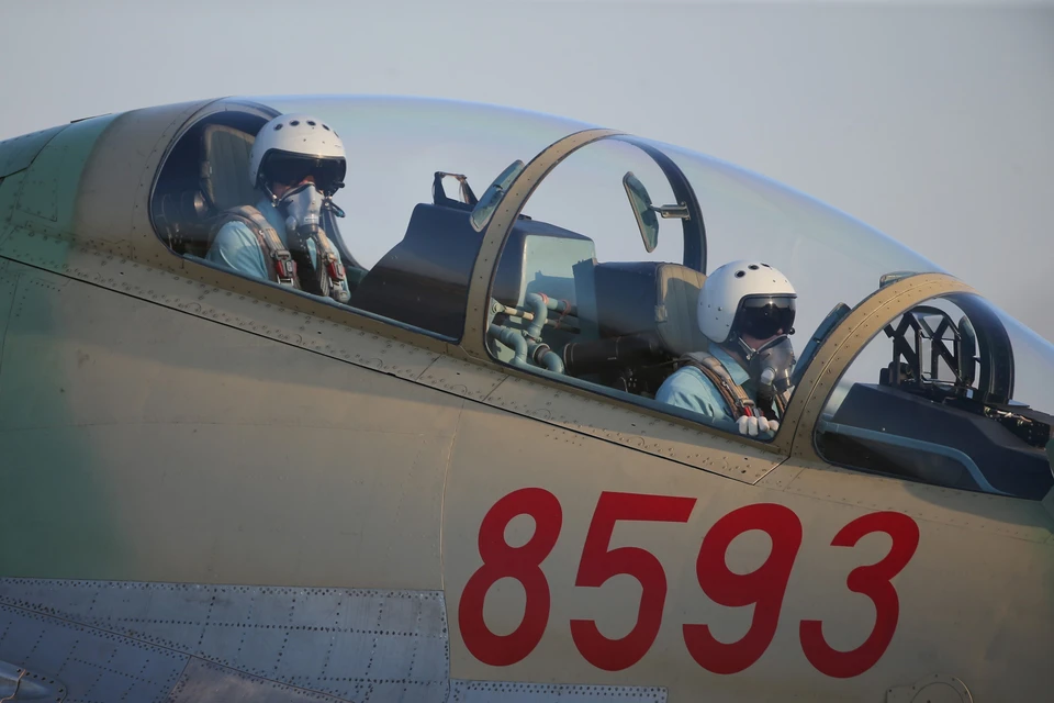 Soldados do 927º Regimento da 371ª Divisão dominaram o caça multifuncional SU-30MK2 no céu. Foto: Duong Giang – VNA