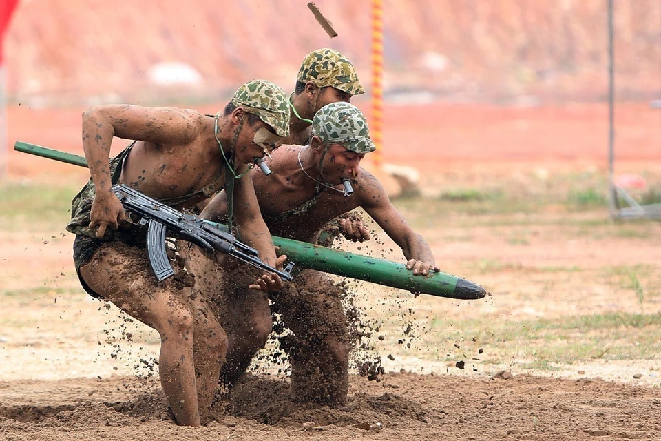 As forças especiais realizam um exercício de teste em alguns tipos de armas e equipamentos antimotim. Foto: Duong Giang – VNA