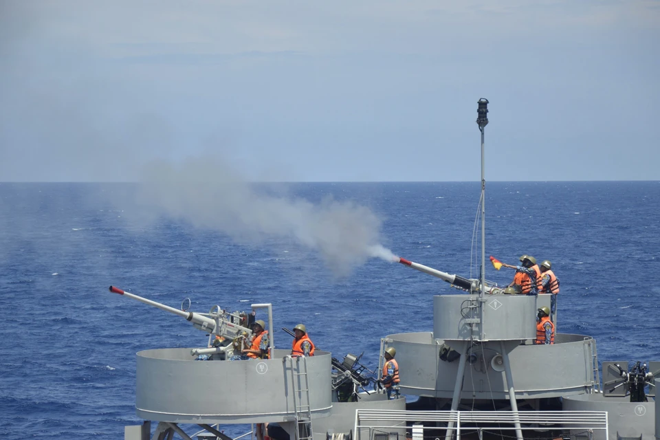 O Comando da 2.ª Região Naval organiza treinos para estarmos sempre prontos para cumprir todas as tarefas que lhe forem atribuídas, que são proteger firmemente a soberania do mar e das ilhas da Pátria. Foto: VNA