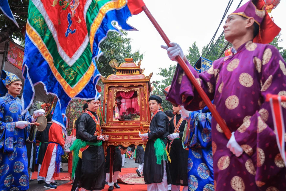 Celebrado cada año del 9 al 12 del primer mes lunar, el evento tiene como objetivo conmemorar los méritos del héroe nacional Phung Hung, líder de una sublevación contra los invasores del Norte para proteger el país. En la foto: El ritual de procesión de palanquín en el festival. Fuente: VNA